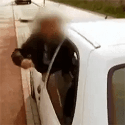 Agenten Freddy en Bart zetten een man aan de kant die zonder gordel rijdt. Deze Turkse man is daar niet zo van gediend en maakt dat wel heel erg duidelijk.