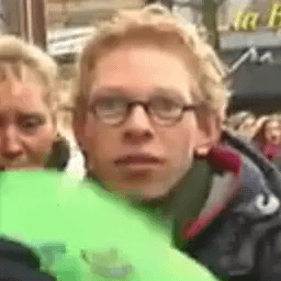 Tijdens Serious Request bezoekt een jongen het Glazen Huis om een tekening te schenken die hij zelf heeft gemaakt. De verslaggever merkt op dat hij nu gelijk een boodschap aan de dj's kan overbrengen. Die kans laat de jongen natuurlijk niet schieten.