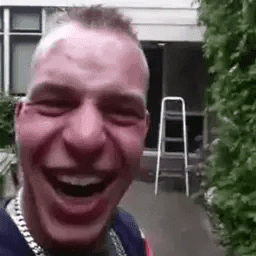Twee broers halen gewaagde capriolen uit in de tuin. Dit loopt niet helemaal goed af.