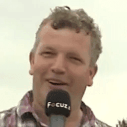 Weerman Gerrit ziet tijdens het presenteren van Gerrits Weerpraot een van zijn favoriete voertuigen langskomen: een John Deere-tractor.