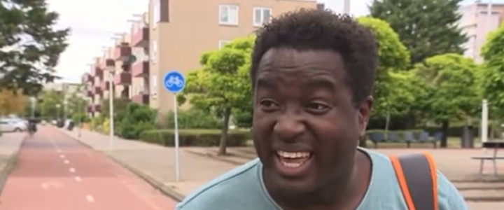 Tijdens een straatinterview in Amsterdam gelooft een man zijn oren niet als hij de naam van de verslaggever hoort.